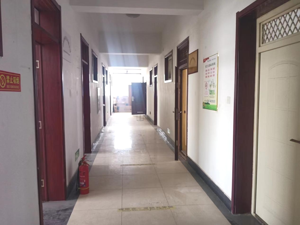 樓道南向.jpg 樓道南向.jpg